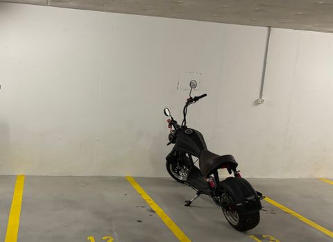 Motorradparkplatz in Tiefgarage