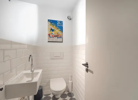 Appartement traversant rénové de 4 pièces avec deux balcons