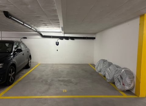 Tiefgaragenparkplatz mit Ladestation