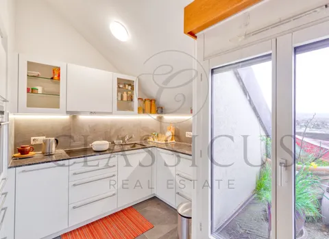 Duplex de caractère avec balcon, volumes mansardés et charme rare