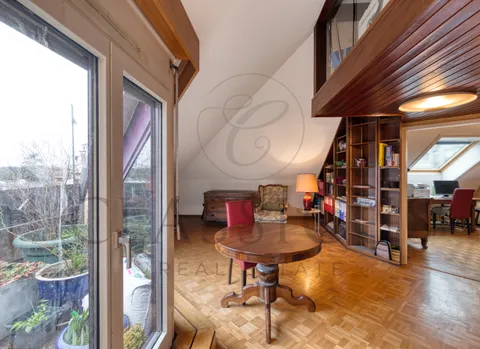 Duplex de caractère avec balcon, volumes mansardés et charme rare