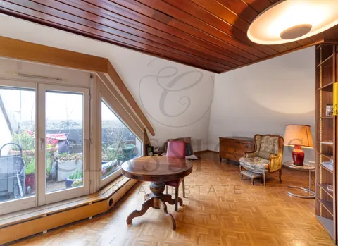 Duplex de caractère avec balcon, volumes mansardés et charme rare