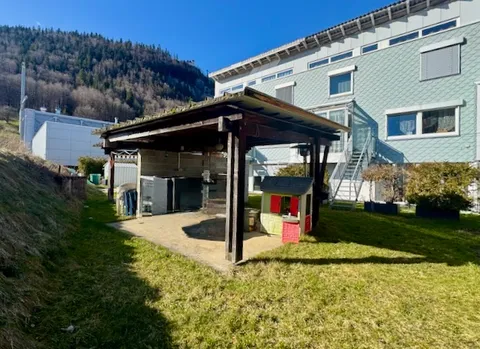 Maison mitoyenne  entretenue, avec deux logements, jardins privatifs et trois places de parc