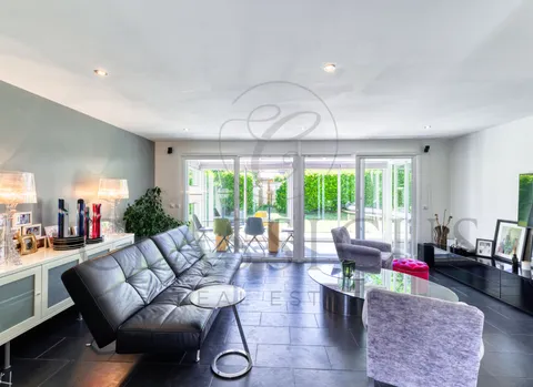 Maison familiale en pignon avec jardin privatif, véranda et 4 stationnements