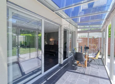 Maison familiale en pignon avec jardin privatif, véranda et 4 stationnements