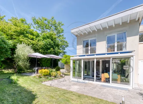 Maison familiale en pignon avec jardin privatif, véranda et 4 stationnements