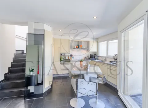 Maison familiale en pignon avec jardin privatif, véranda et 4 stationnements