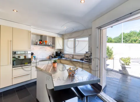 Maison familiale en pignon avec jardin privatif, véranda et 4 stationnements
