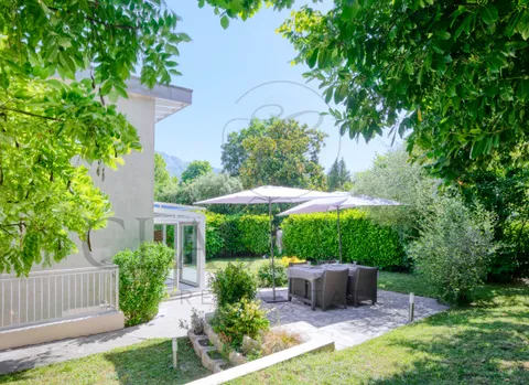 Maison familiale en pignon avec jardin privatif, véranda et 4 stationnements