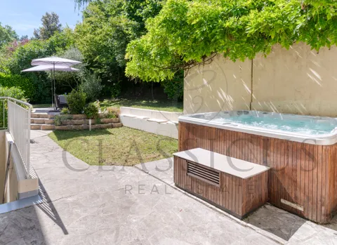 Maison familiale en pignon avec jardin privatif, véranda et 4 stationnements