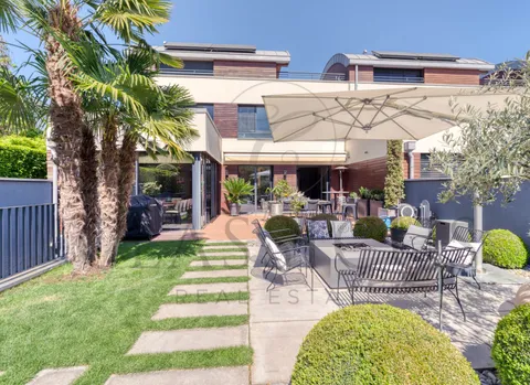 Aux portes de Carouge – Maison contemporaine avec rooftop jacuzzi et jardin paysager