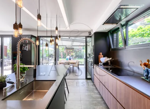 Aux portes de Carouge – Maison contemporaine avec rooftop jacuzzi et jardin paysager