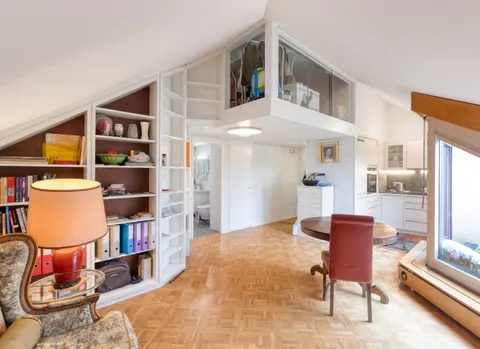 Duplex de caractère avec balcon, volumes mansardés et charme rare