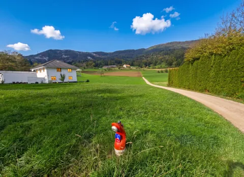 Attraktives Baugrundstück (700 m²) mit unverbaubarem Bergpanorama