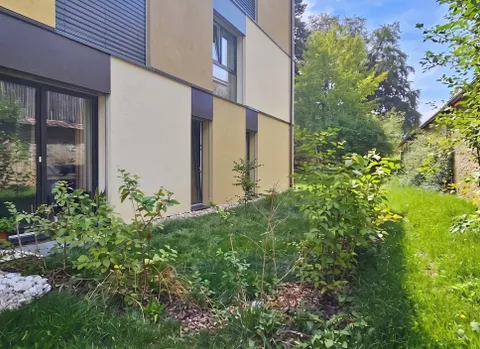 Joli appartement de 2,5 pièces avec terrasses et jardin à Couvet