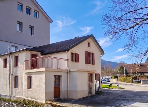 Charmante maison villageoise contiguë à Fleurier.