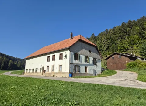 Ferme aux volumes généreux – Combe-Pellaton