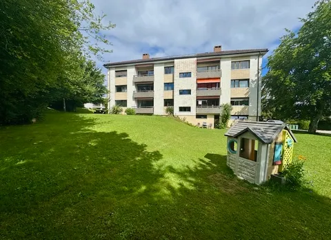 Appartement  lumineux de 6 pièces avec cheminée, loggia, balcon et vue sur la ville et la campagne 