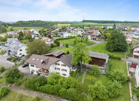 Geräumiges Familienhaus mit zwei zugebauten Wohnungen, diversen Hobby-, Einstell- und Lagermöglichkeiten inkl. Baulandparzelle