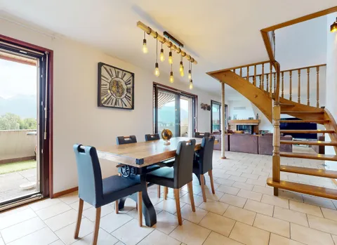 Duplex de 4,5 pièces en attique