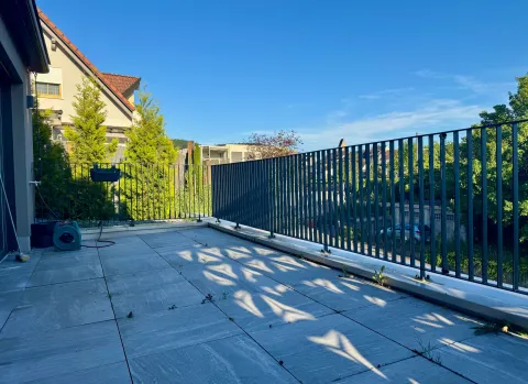 Neuwertig und hell mit grossem Balkon