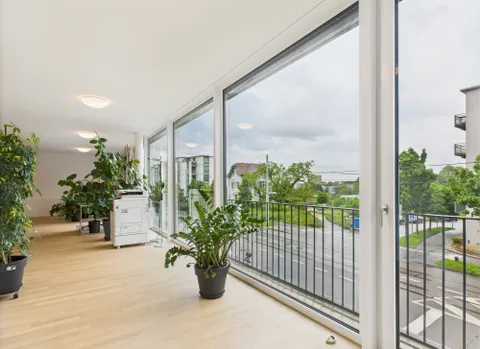 Attraktiver Büroraum mit grosser Fensterfront in zentraler Lage