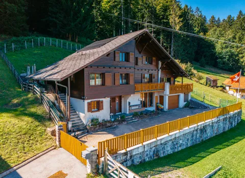 Spacieux chalet de 7,5 pièces dans un cadre verdoyant