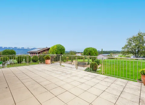 Belle maison vaudoise carrée individuelle , qui surplombe tout le village d’Ursins