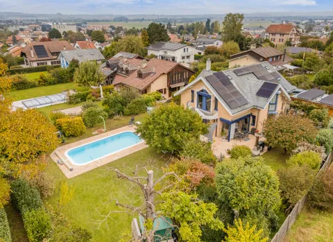 Villa d’architecte lumineuse et spacieuse, avec grand jardin et piscine chauffée  – à Payerne