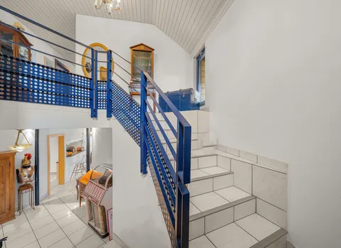 Villa d’architecte lumineuse et spacieuse, avec grand jardin et piscine chauffée  – à Payerne