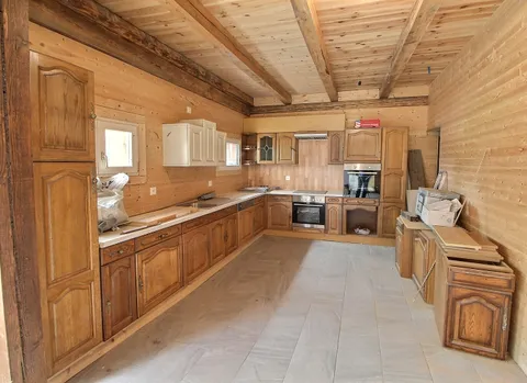 Dans corps de ferme: Grand appartement à finir de rénover