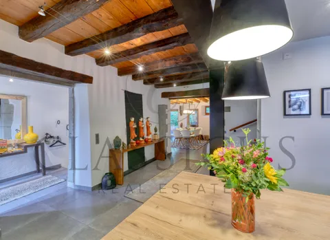 Maison de caractère XVIIIe – 330 m², jardin arboré &#038; terrasse jacuzzi à Aire-la-Ville