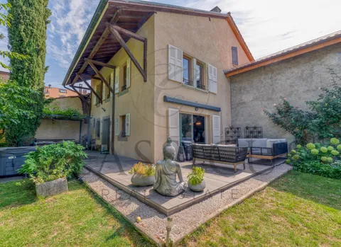Maison de caractère XVIIIe – 330 m², jardin arboré &#038; terrasse jacuzzi à Aire-la-Ville