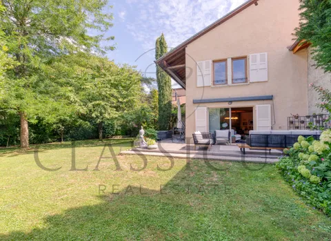Maison de caractère XVIIIe – 330 m², jardin arboré &#038; terrasse jacuzzi à Aire-la-Ville