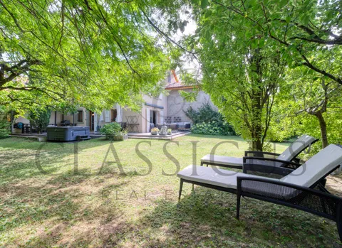 Maison de caractère XVIIIe – 330 m², jardin arboré &#038; terrasse jacuzzi à Aire-la-Ville