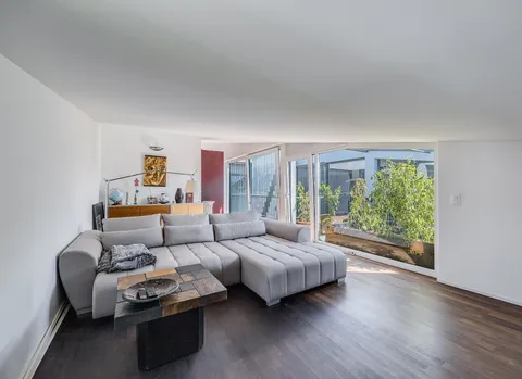 Dachwohnung mit moderne Architektur und sonniger Terrasse