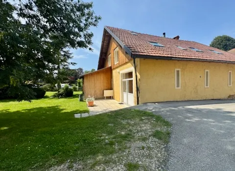 Maison chaleureuse aux Verrières : Deux appartements avec, terrasse, jardin et 3 places de parc