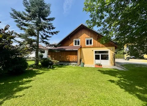 Maison chaleureuse aux Verrières : Deux appartements avec, terrasse, jardin et 3 places de parc