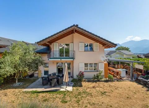 RESERVE – Charmante villa de 5,5 pièces jumelée par les garages