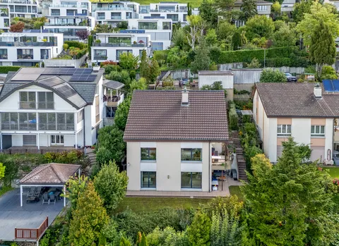 Fantastische Aussicht mit grosszügigem Garten