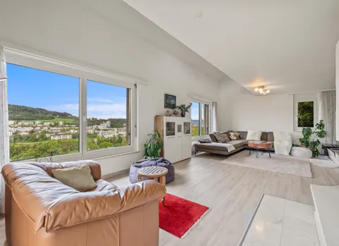 Fantastische Aussicht mit grosszügigem Garten