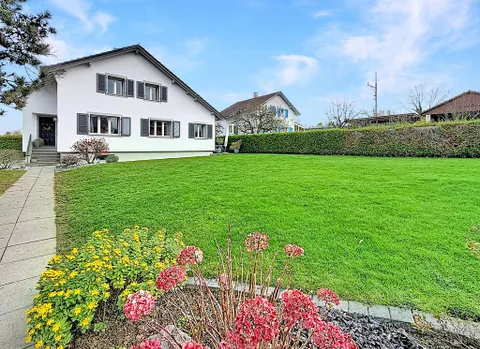 Belle propriété rénovée avec soin et grand jardin arboré