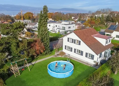 Belle propriété rénovée avec soin et grand jardin arboré