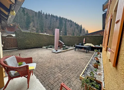 Une maison pleine de potentiel à Buttes, idéale pour des projets variés