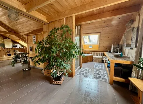 Maison chaleureuse aux Verrières : Deux appartements avec, terrasse, jardin et 3 places de parc