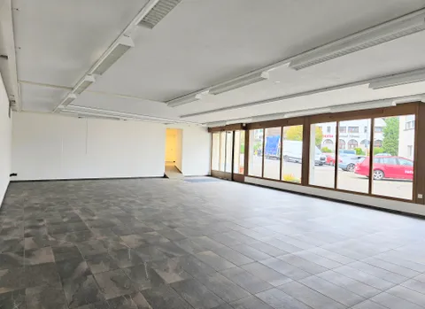 Helle und geräumige Ladenfläche mit Schaufenster in Schübelbach