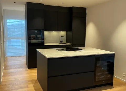 Exklusive neuwertige Wohnung mit Loggia
