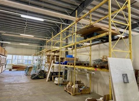 À louer – Local industriel 300 à 400 m² avec quais de chargement – Val-de-Travers