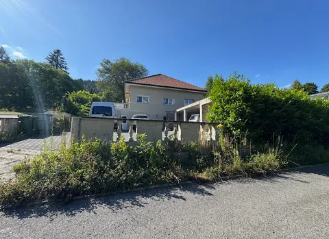 Deux logements sous le même toit – 6 pièces en duplex + 3 pièces – Terrasses, couvert à voitures –