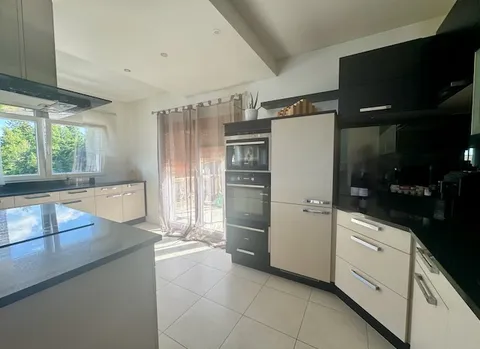De nouvelles rénovations à ce bien de 6 pièces en duplex + 3 pièces – Terrasses, couvert à voitures